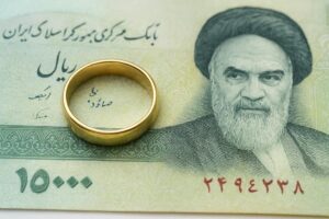 مهریه و قانون جدید مهریه ۱۴۰۴ – دفتر وکالت آلمحمد تصویر حلقه ازدواج روی اسکناس برای موضوع مهریه و قوانین جدید مهریه ۱۴۰۴
